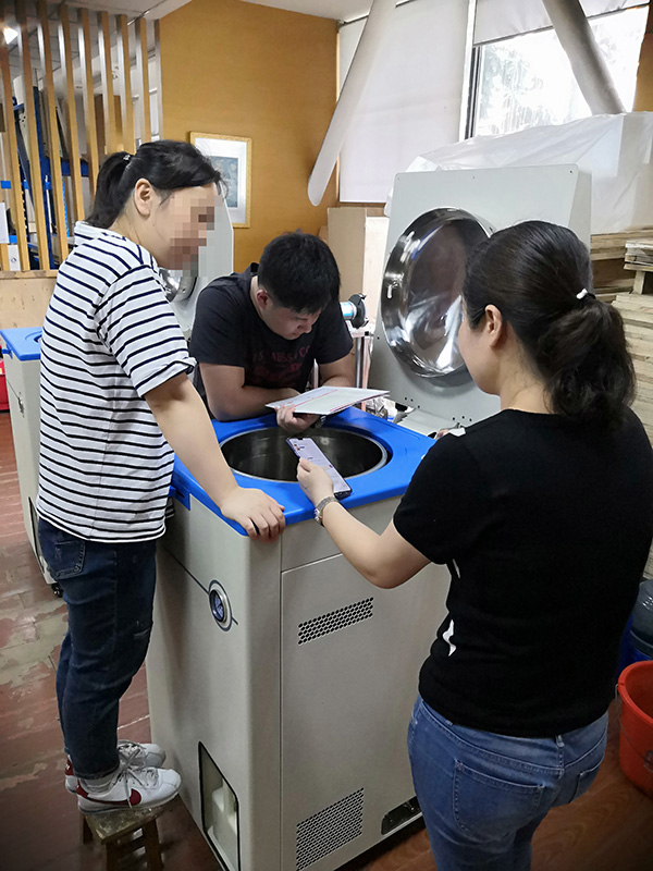 上海某生物制藥企業(yè)代表現(xiàn)場(chǎng)檢測(cè)滅菌鍋實(shí)驗(yàn)性能(圖1) 上海某生物制藥企業(yè)代表現(xiàn)場(chǎng)檢測(cè)滅菌鍋實(shí)驗(yàn)性能(圖1)